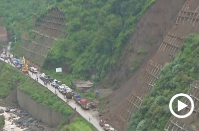 道路塌方 救援力量進入震中
