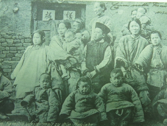 舊青島眾生相：拍全家福表情各異 老漢淡定