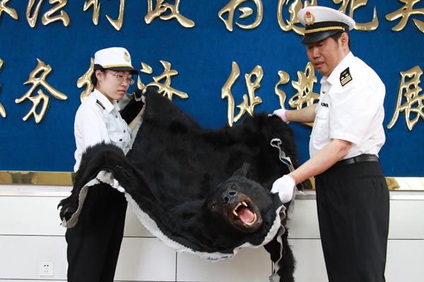 青島海關(guān)查獲郵寄黑熊皮