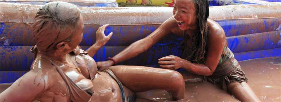 濟(jì)南“中國(guó)國(guó)際木魚石泥漿節(jié)”上演泥巴大戰(zhàn)