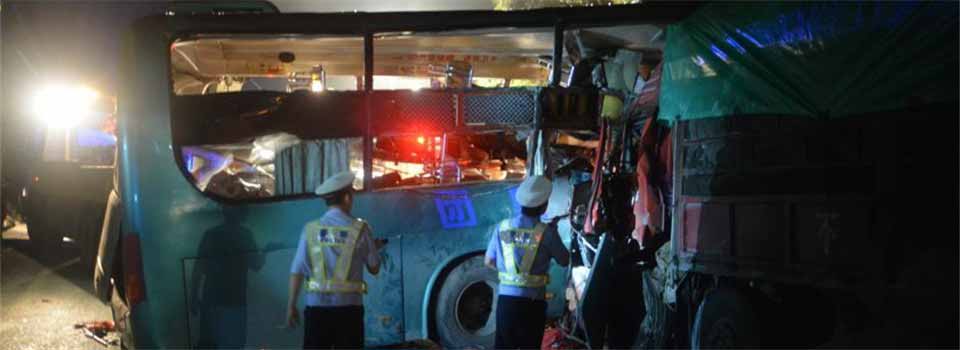廣西梧州境內(nèi)一客車與貨車相撞 致4死31人受傷