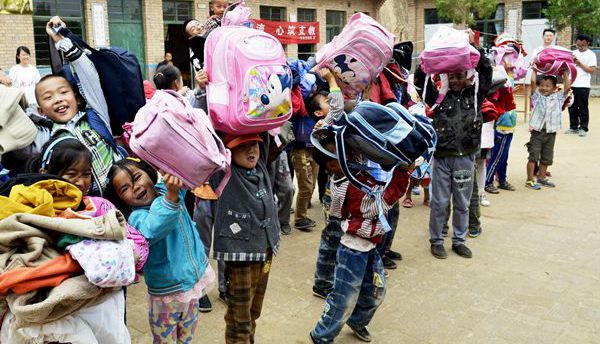 90后支教學(xué)生山區(qū)開集 憑“票”換購棉衣