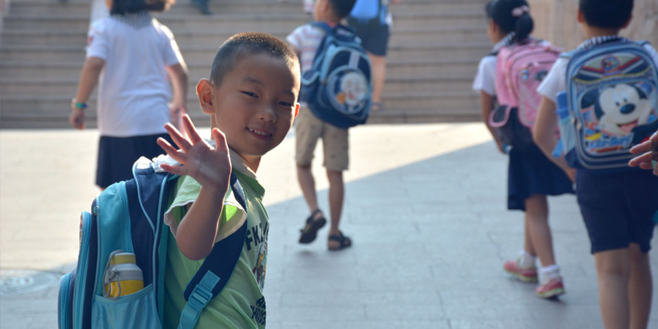 學生家長校門留念 溫情pose定格開學季