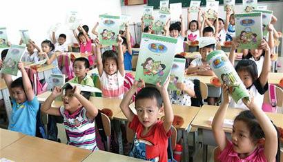 早教班增多 一年級(jí)新生能讀報(bào)紙不鮮見(jiàn)