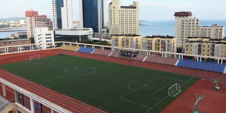 青島一學(xué)校體育場建在高樓上 打球看海兩不誤