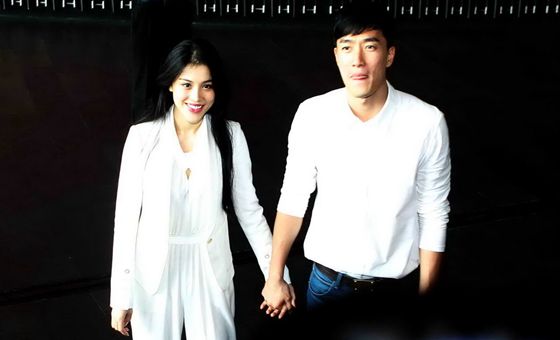 劉翔夫婦婚后首亮相 手牽手甜蜜做慈善