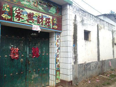 盜竊團(tuán)伙頭目王勝利被抓獲后，家里大門經(jīng)常緊閉，門上有多處通知交水費(fèi)交電費(fèi)的留言。