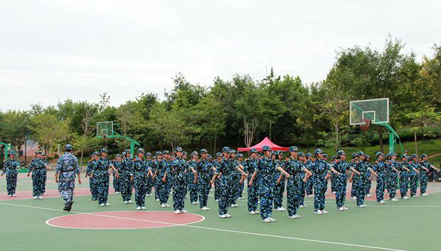 海大軍訓(xùn)娘子軍搶眼 苦練女子防身操