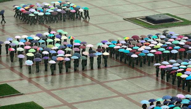 大學(xué)新生雨中軍訓(xùn)叫苦連天 網(wǎng)友稱太嬌貴