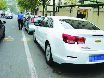 交警清查山寨停車泊位 劃條線夾個包就敢收費