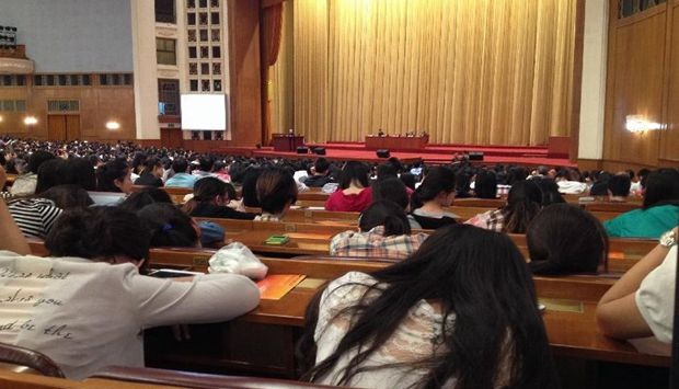 92歲院士人民大會堂站著講 學生睡覺