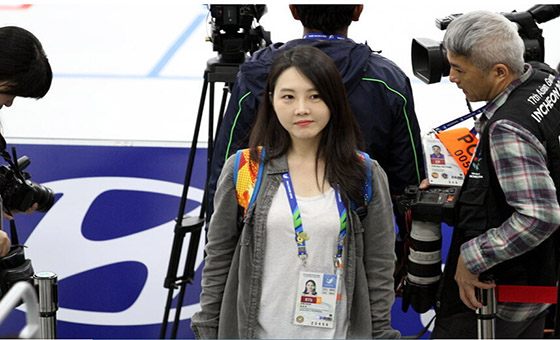 射擊賽場(chǎng)美女記者搶眼 長(zhǎng)發(fā)披肩皮膚白皙