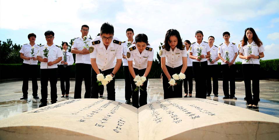 國家首個(gè)烈士紀(jì)念日 交運(yùn)員工進(jìn)陵園緬懷先烈