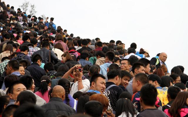 八達(dá)嶺長城現(xiàn)“人?！?游客連呼“走不動了”