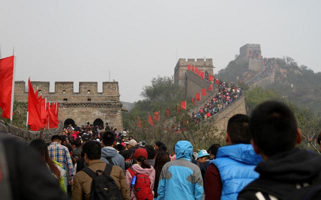 八達(dá)嶺長城現(xiàn)“人海” 游客連呼“走不動了”