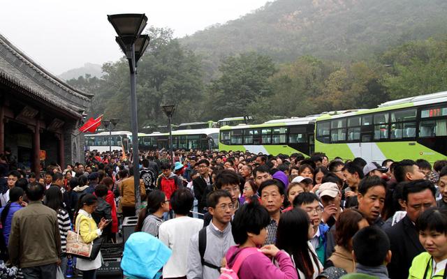 八達(dá)嶺長城現(xiàn)“人?！?游客連呼“走不動了”