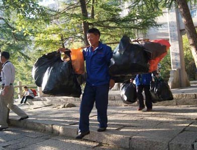 嶗山巨峰每日6余噸垃圾背下山