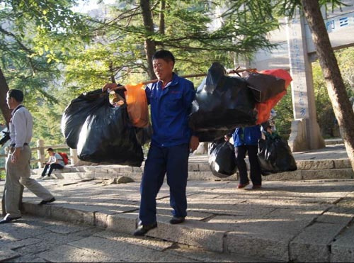 嶗山巨峰每日6余噸垃圾背下山