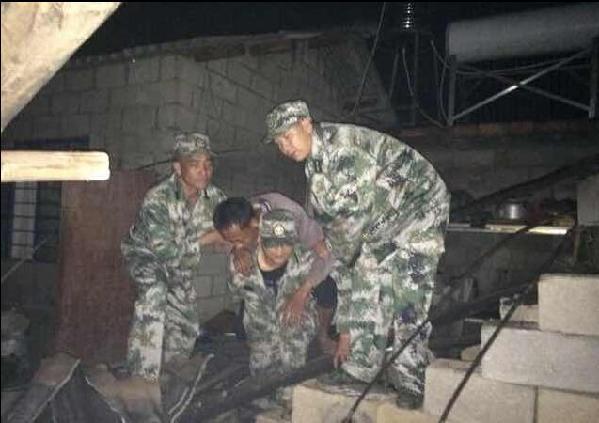 云南普洱震中居民不敢回家 在戶外生火取暖(圖)