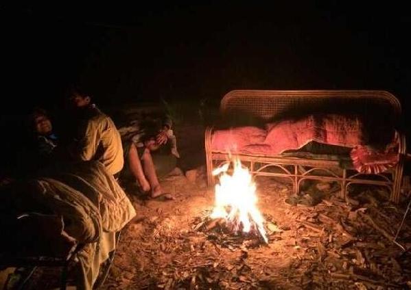 云南普洱震中居民不敢回家 在戶外生火取暖(圖)