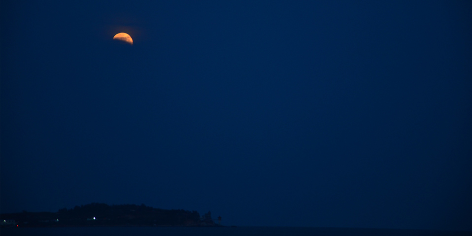 【高清】山海之間紅月當(dāng)頭 情人壩上演紅月食