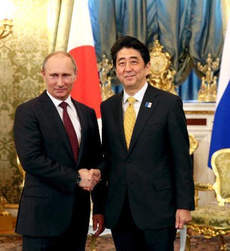 俄羅斯總統(tǒng)普京（左）與日本首相安倍晉三（右）。