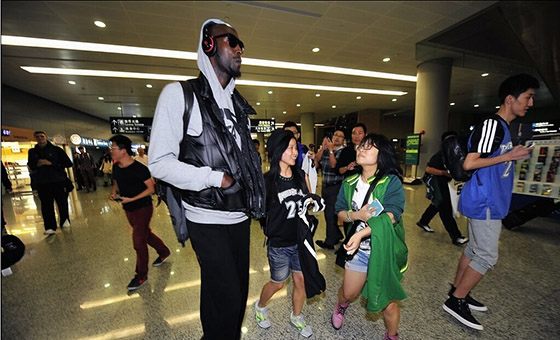 籃網(wǎng)抵滬備戰(zhàn)中國(guó)賽 女球迷“花癡”仰視KG