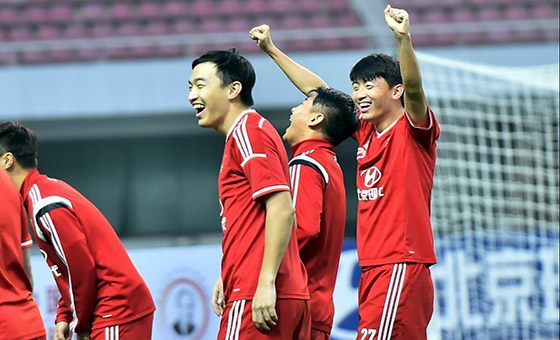 國足輕松備戰(zhàn)熱身賽 楊旭馮瀟霆開懷大笑