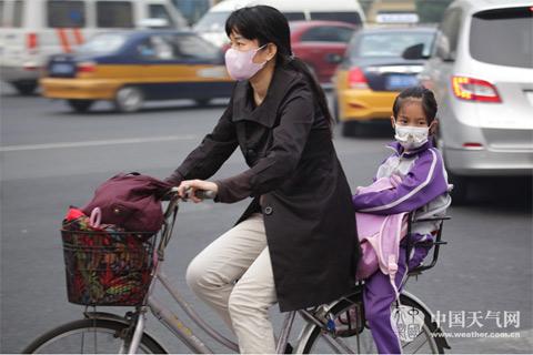 周末京津冀等地再迎霧霾 局地重度污染需減少出行