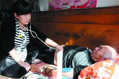 女鄉(xiāng)醫(yī)堅(jiān)守13年 懷孕9個(gè)月仍上島巡診送藥(圖)