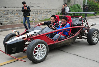 山東大學(xué)生自制跑車校園疾馳拉風(fēng)