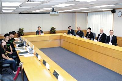 香港特區(qū)政府與學聯(lián)對話：希望學生帶頭撤離