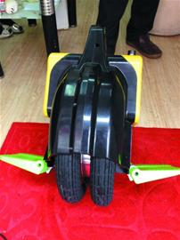 拉風(fēng)電動(dòng)平衡車(chē)馬路疾馳 無(wú)統(tǒng)一安全標(biāo)準(zhǔn)