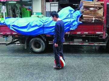 拉風(fēng)電動(dòng)平衡車(chē)馬路疾馳 無(wú)統(tǒng)一安全標(biāo)準(zhǔn)
