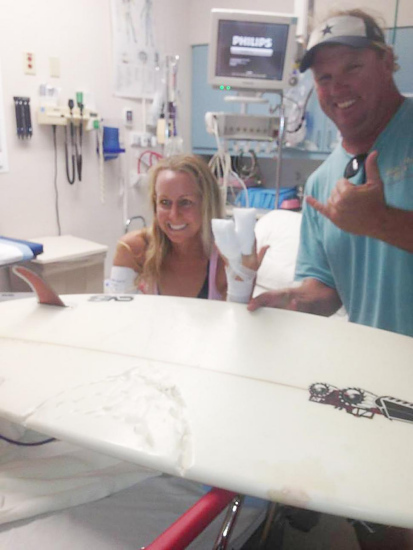 嘴下留人！男子為救被咬朋友情急下出拳狂揍鱷魚