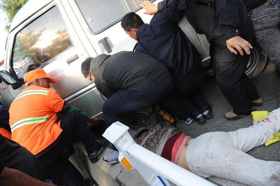 山東老婦車禍遭碾壓 十余市民合力抬車救人(圖)