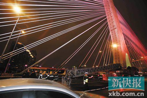 廣州“跳橋”男已待超70小時(shí) 警察消防員輪班蹲守