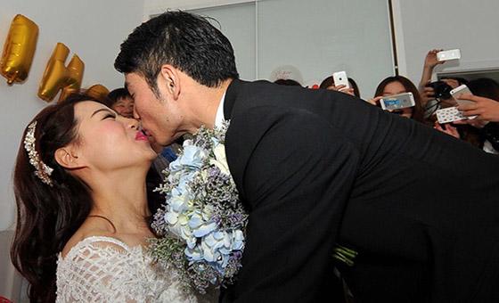 7秒哥吉翔大婚:興奮吻倒新娘 百萬賓利婚車