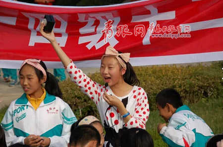 平度一中學(xué)“愛(ài)心義賣”3萬(wàn)元資助本校貧困生