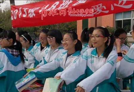 平度一中學(xué)“愛(ài)心義賣”3萬(wàn)元資助本校貧困生