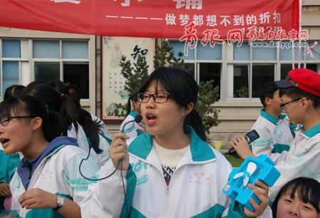 平度一中學(xué)“愛(ài)心義賣”3萬(wàn)元資助本校貧困生