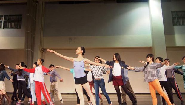 中央芭蕾舞團演員與臺灣學生互動