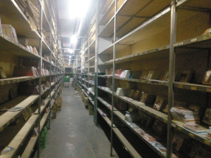 “太平洋”公司曾經(jīng)紅火的庫房里 如今貨品已稀稀拉拉