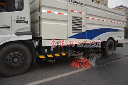 洗掃車上路清掃街道 市北區(qū)開啟“創(chuàng)城”模式 轄區(qū)內(nèi)110條路將全洗刷