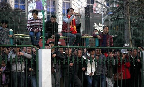 真球迷！西安球迷冒嚴(yán)寒全程觀看國足訓(xùn)練