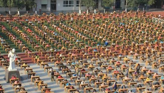 1200學(xué)生室外考試 校方動(dòng)用望遠(yuǎn)鏡監(jiān)考