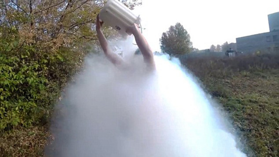 俄科學家用零下195度液氮參加“冰桶挑戰(zhàn)”（圖）