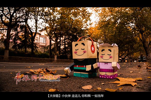 这张电车的照片可费了匡默筠不少脑筋 拍摄过程也是波折不断。第一天,我不嫌麻烦地带了一台沉重的单反相机,结果在火车站拍了几张就没电了,幸好匡默筠出门前顺手背上了自己微单,结果那天拍着拍着,最后回程时却发现丢了一个纸盒小人,只能再制作一个了。毛昕楚告诉记者,团队中的摄影师匡默筠最敬业,基本上是蹲在或趴在地上完成拍摄的,有一张电车的照片,为了拍到好效果,她是趴在马路边抓拍的。我还记得当时电车特别难等,十多分钟来一辆,我在路边趴着,他俩就在高处望风,感觉挺像敌后武工队的,最后拍了5辆车才满意。回忆