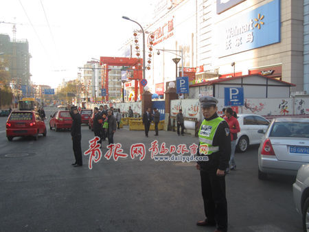 利群、萬達派員疏導(dǎo)道路交通