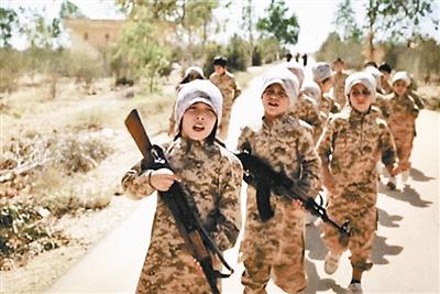 伊斯蘭國發(fā)布宣傳視頻 訓(xùn)練娃娃兵震驚全球(圖)